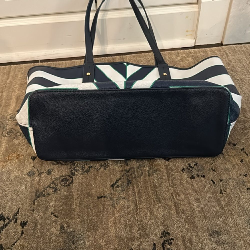 NWT C. Wonder Women’s Navy Green & White Chevron Striped Tote Bag - Picture 7 of 12